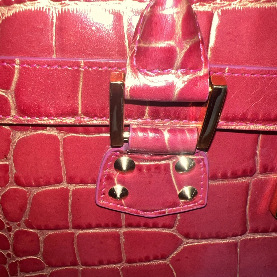 Cartera de Colección Nordstrom Cuero Genuino Rosa Audaz Grabado en Cocodrilo Cierre Dorado Foto 3 de 4