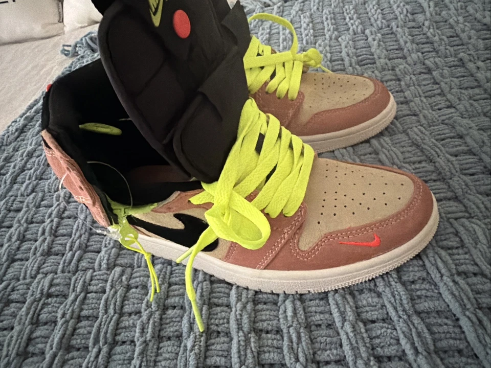 Jordan 1 высокий переключатель черный/свет персиковый/персиковый/вольт - CW6576-800 SZ/6,5 - Изображение 4 из 4