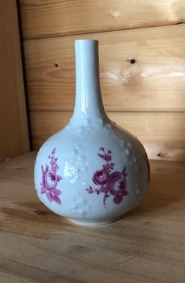 Wallendorf Lichte Vase, Made in GDR, Reliefblüten Purpur, ca. 15 cm