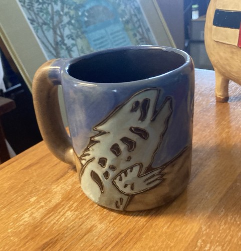 MARA STONEWARE MUG SIGNED BAS RELIEF LIZARD IGUANA MOTIF GLAZED ART POTTERY
