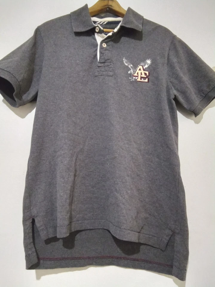 Camisa polo para hombre American Eagle con logotipo bordado en 3D gris medio manga corta Foto 3 de 4