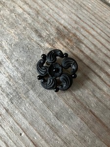 ANTIQUE VICTORIAN Black CREPE STONE MOURNING Swirl Floral Pin Wheel Brooch Pin