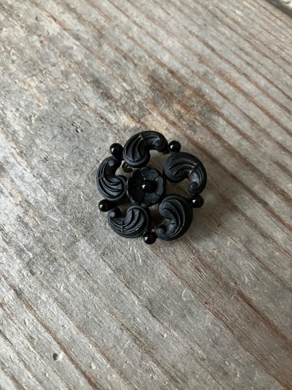 ANTIQUE VICTORIAN Black CREPE STONE MOURNING Swirl Floral Pin Wheel Brooch Pin