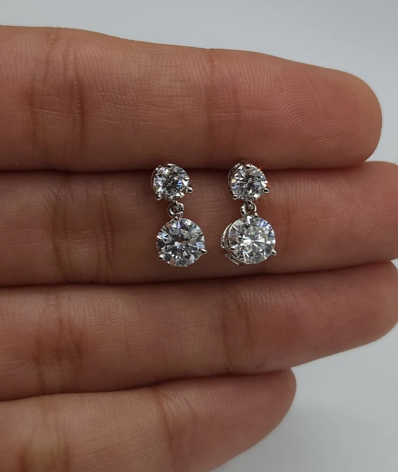 Aretes para mujer con pasador de diamantes de corte redondo de 2,00 quilates con acabado en oro blanco de 14 quilates Foto 2 de 4
