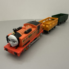 Thomas  Friends Trackmaster 2013 Nia Motorized Engine w/ 2 Cars