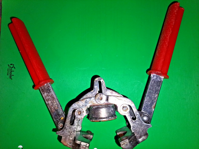 Bottle Capper for Sealing/Closing Bottles