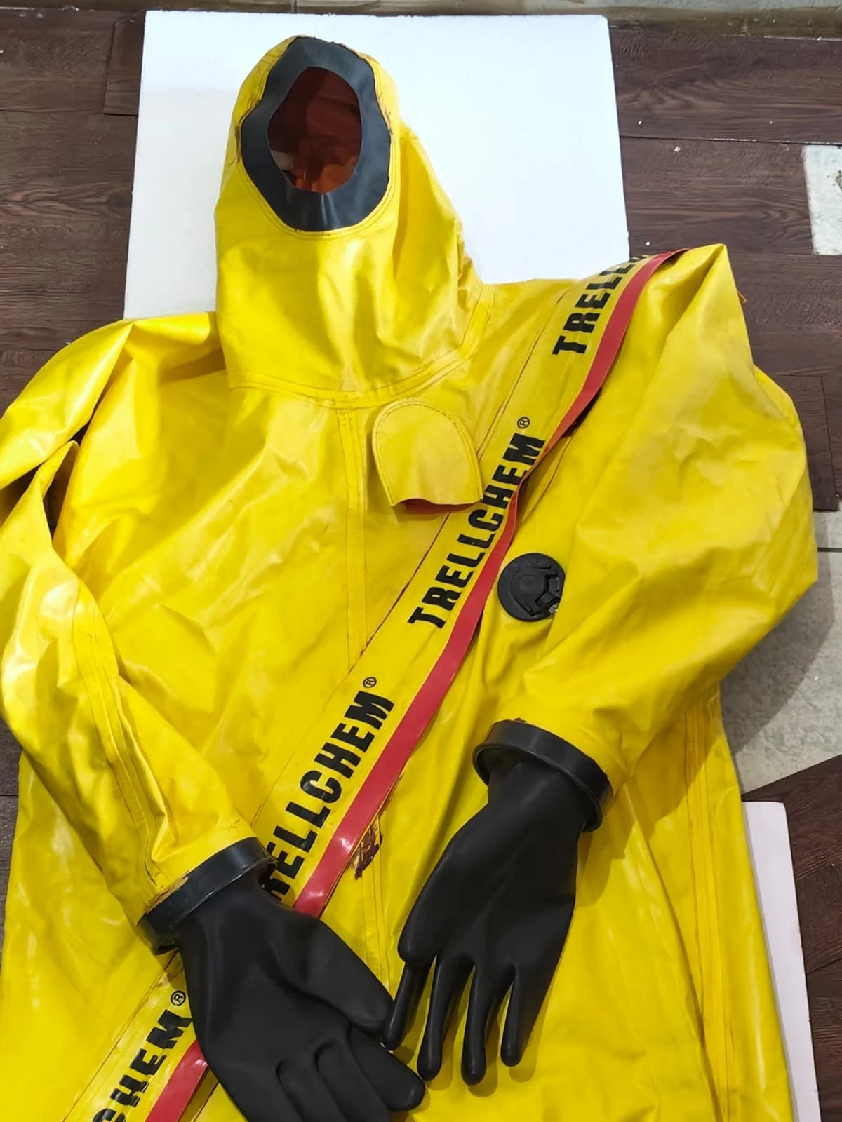 TRELLCHEM Trelleborg 1.b Gas-Tight Chemical Protective Suit-Size L / Boot 45 image 4