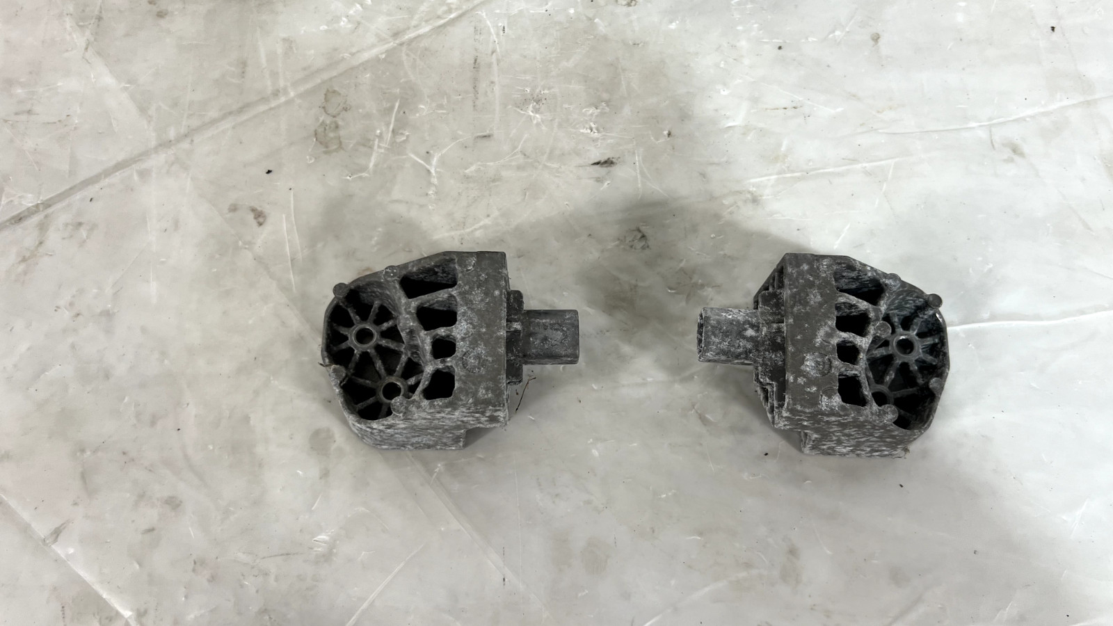 Maserati Quattroporte S LEFT & RIGHT UPPER MOUNT BRACKET OEM 2017 - 2014 -SET-