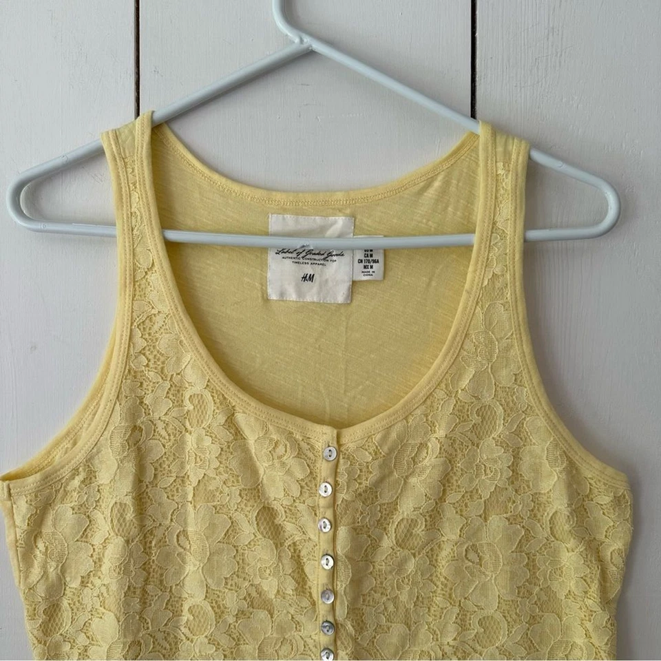 Camiseta sin mangas estilo Y2K de encaje talla M coqueta de encaje floral amarillo mantequilla pastel Foto 4 de 4