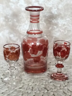 Schöne kleine antike geätzte rubinrote Karaffe und Gläser Weinblatt Design