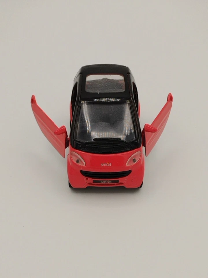 Maisto Red Smart City-Coupe 1:33 Diecast Car  - Image 4 of 4
