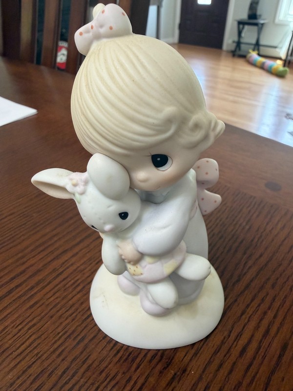 Precious Moments Figurine "Jesus loves Me"