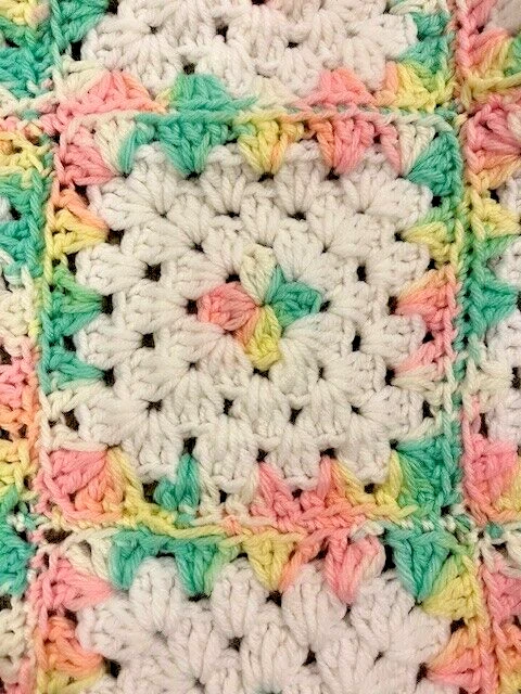 Cobertor de bebê quadrado feito à mão de crochê afegão verde amarelo rosa branco da vovó - Imagem 3 de 4