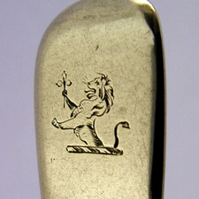 ENGISH SOLID STERLING SILVER BROWN FAMILY CRESTED EGG SPOON 1844 ANTIQUE.