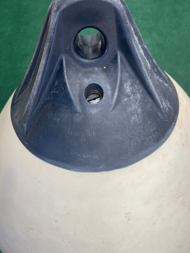 Boya Polyform A-4 20,5" diámetro - blanco [A-4 BLANCO] soportes de cuerda negros (#5 de 5) Foto 2 de 4