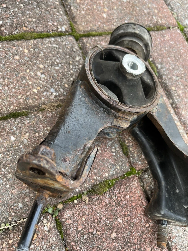 2011-2013 TOYOTA COROLLA gearbox mount bracket - Image 3 of 4