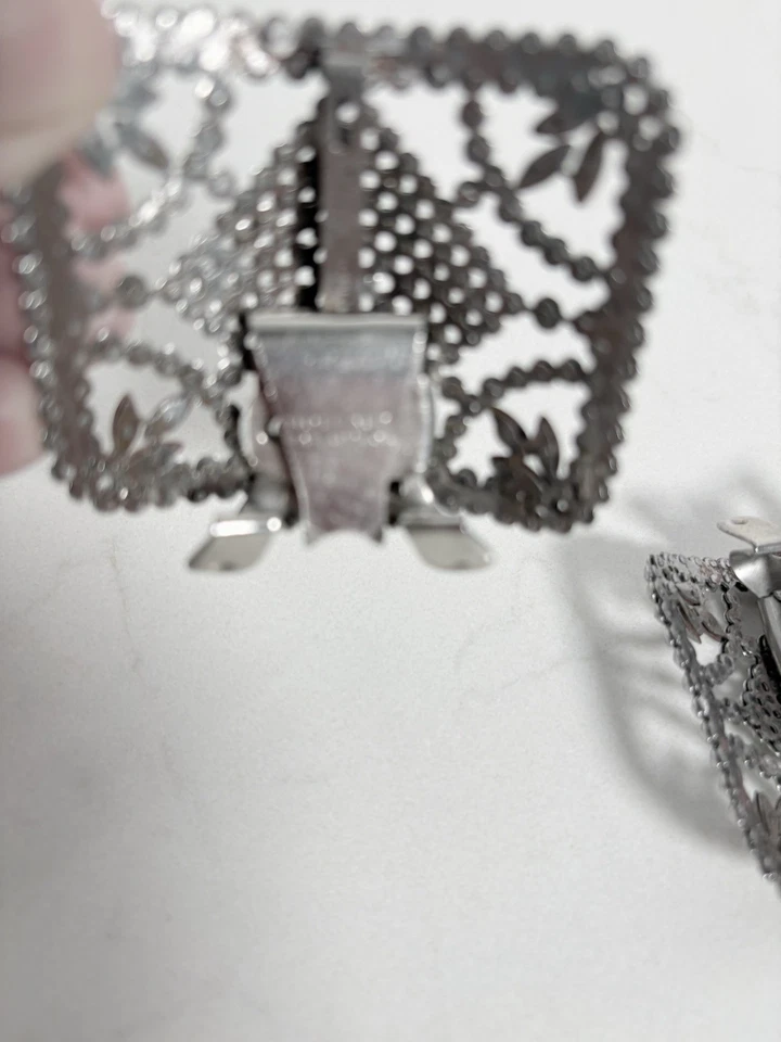 Lote de 2 clips antiguos para zapatos Musi y Holfast rectángulos ornamentados tono plata usados en excelente estado Foto 4 de 4
