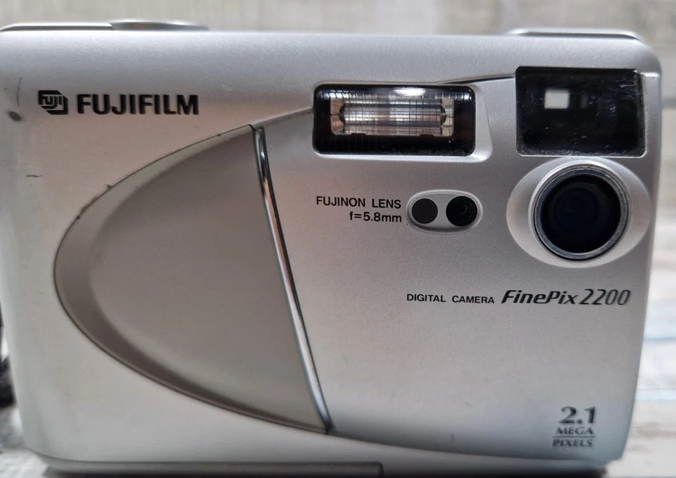 Fujifilm FinePix 2200 2.1MP Compact Digital Camera + Card + Case Silver Working, photo 2 of 5
