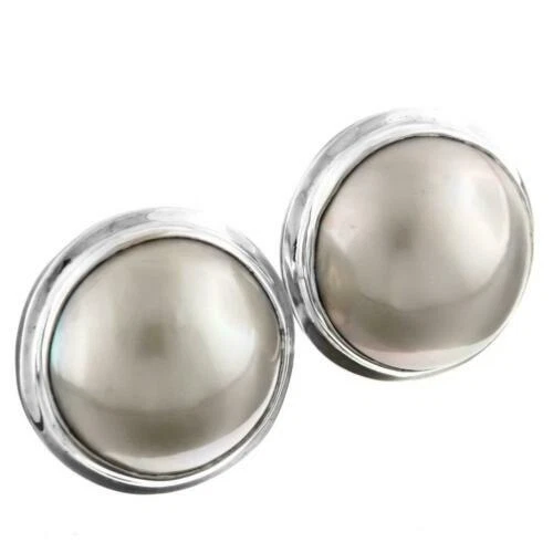 Pendientes de joyería con perlas blancas