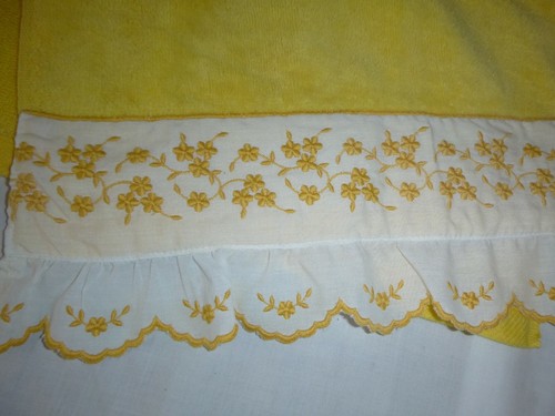Vtg Martex Plush Yellow Hand Towels Floral Embroidered Ruffle Edge 16x30 - Picture 2 of 2