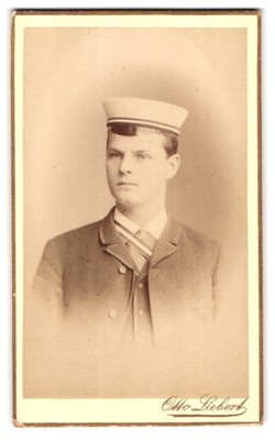 Fotografie Otto Liebert, Holzminden, Portrait junger Student im Anzug mit Telle 