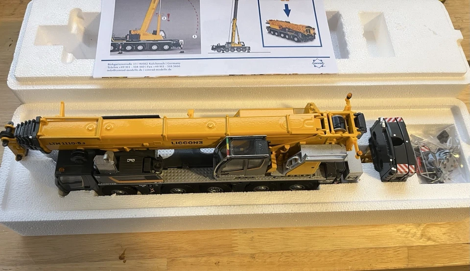 Grúa modelo fundida a presión Conrad Liebherr LTM 1110-5.2 escala 50:1 Foto 3 de 3