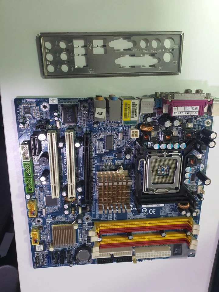 Placa base Gigabyte GA-8I915PMD con plancha trasera y perfecto estado (24h) - Imagen 3 de 3