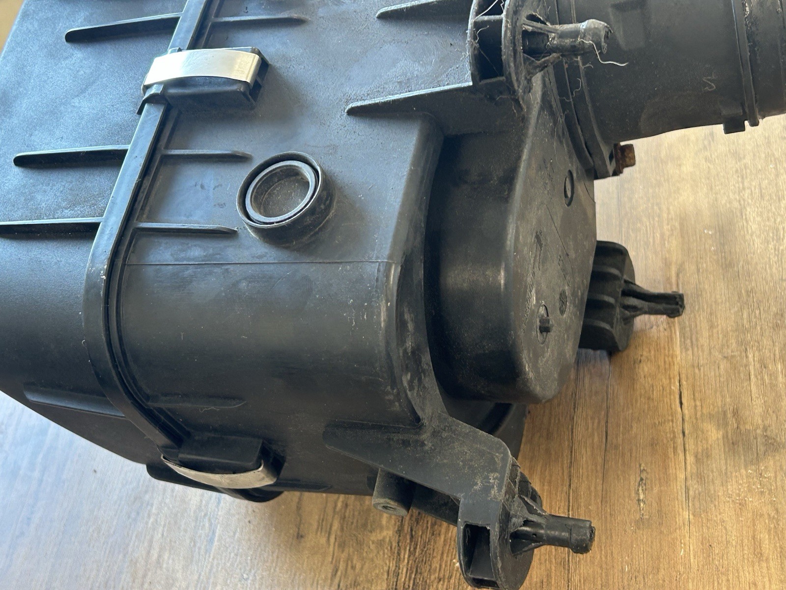 2014-2017 MASERATI GHIBLI LEFT AIR CLEANER BOX   OEM 670005844