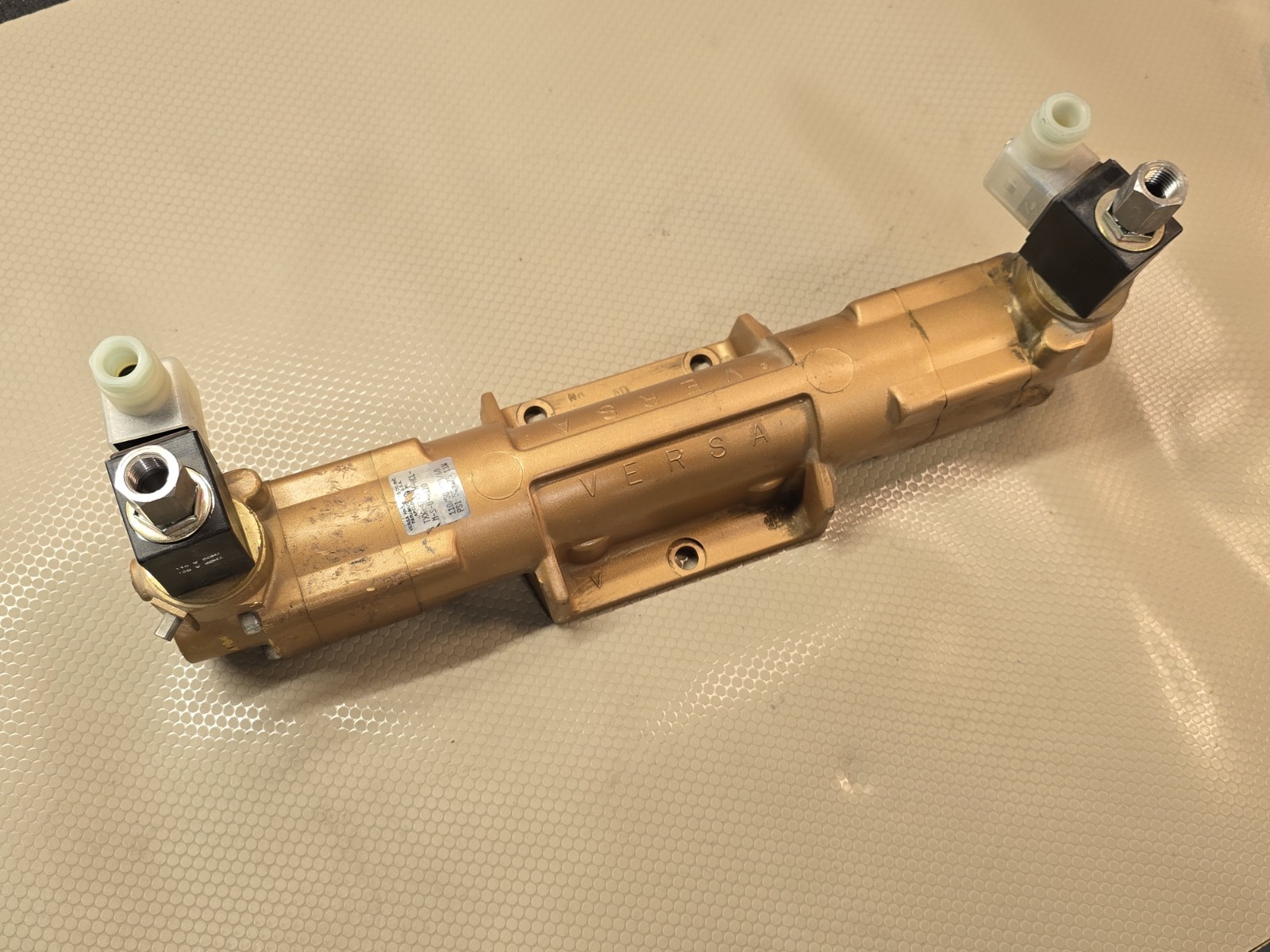 Versa TXX-4733-H-HCL-M-S-U-A120 4-Way Solenoid Valve 120V Brass NEW