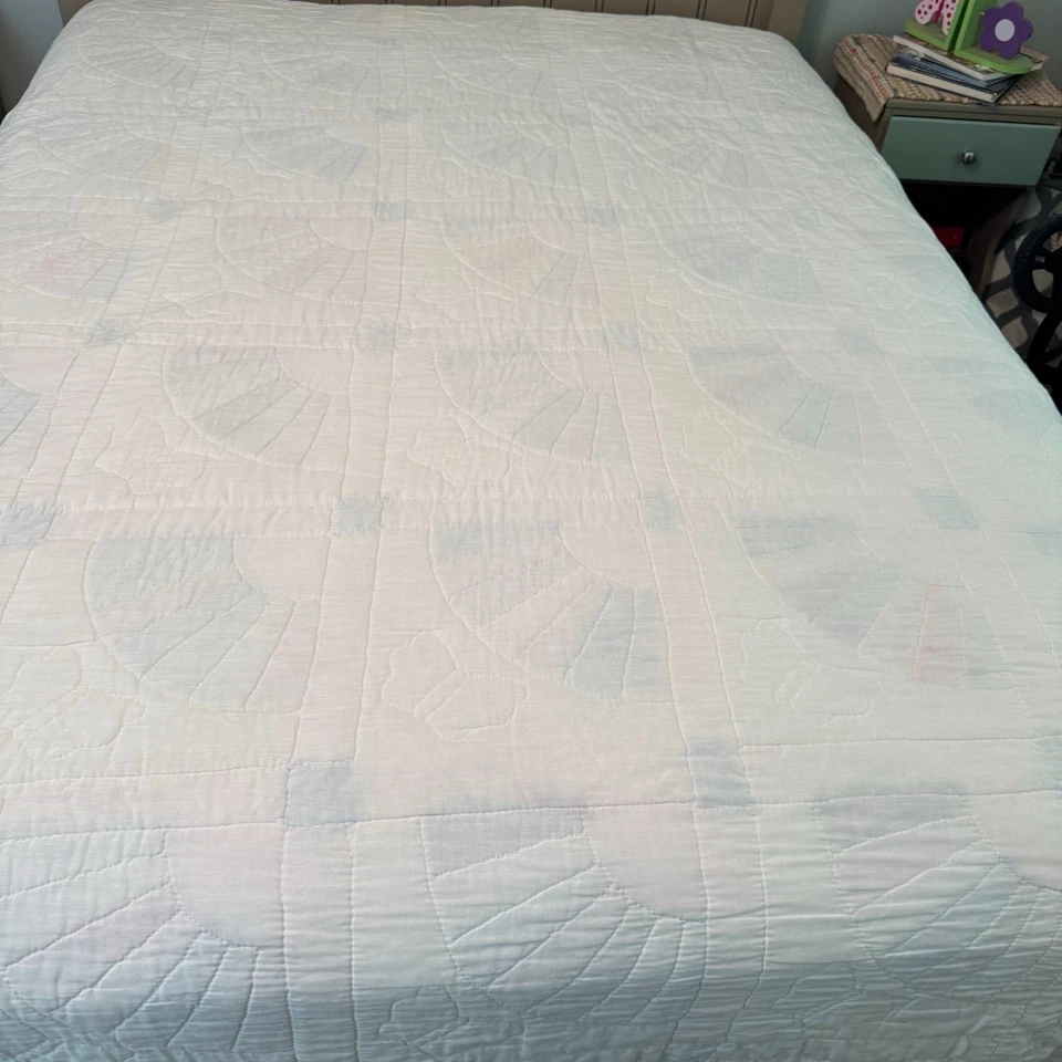 Vintage Patchwork Fan Quilt 90 x 102 Pink Border w White Background - Image 2 of 4