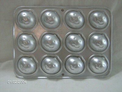 WILTON 12 PETIT MINI PUMPKINS APPLES SHAPE ALUMINUM PAN Cookie Candy Fruit Veg +