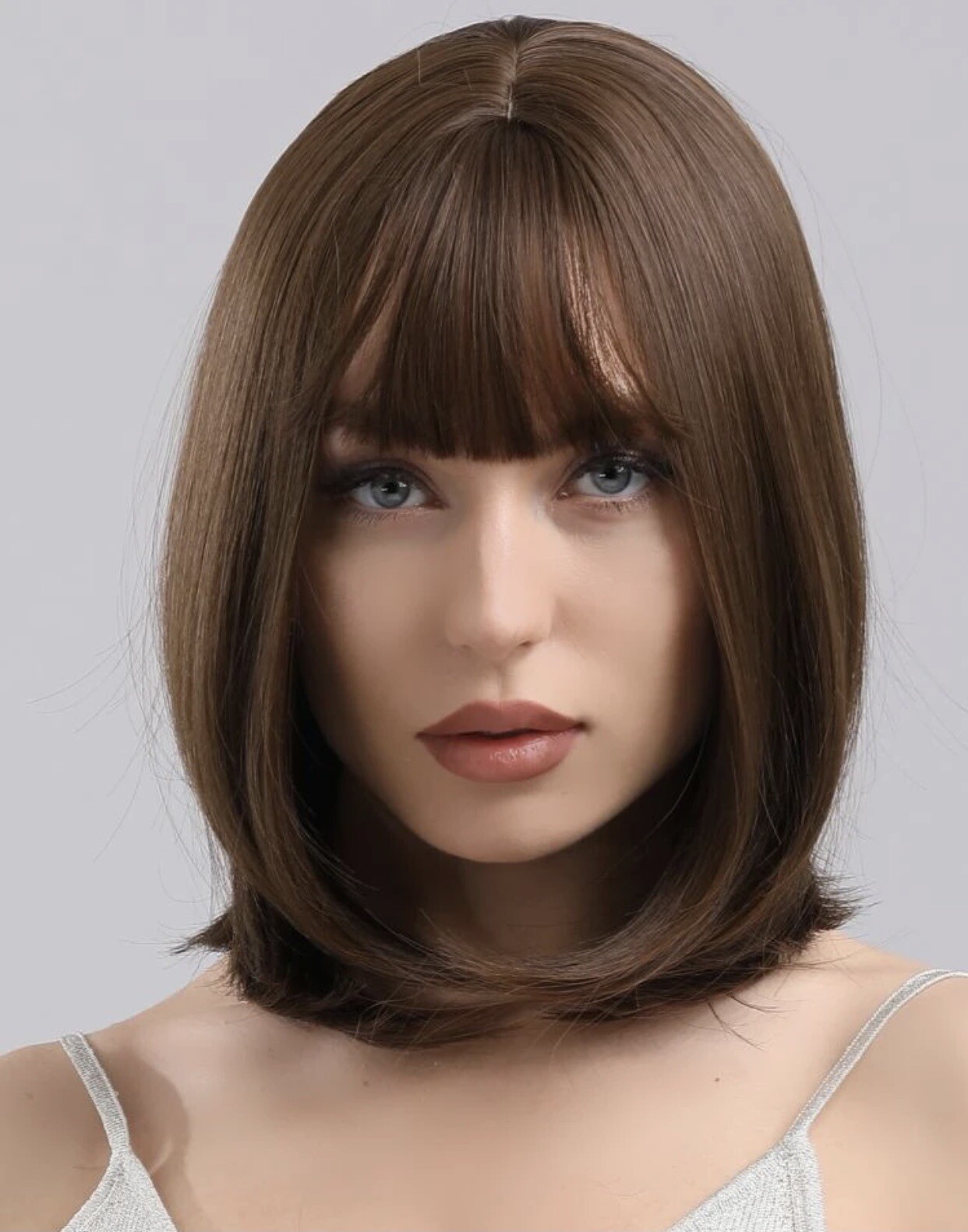 Perruque synthétique courte brun foncé lisse sans colle pour un volume léger