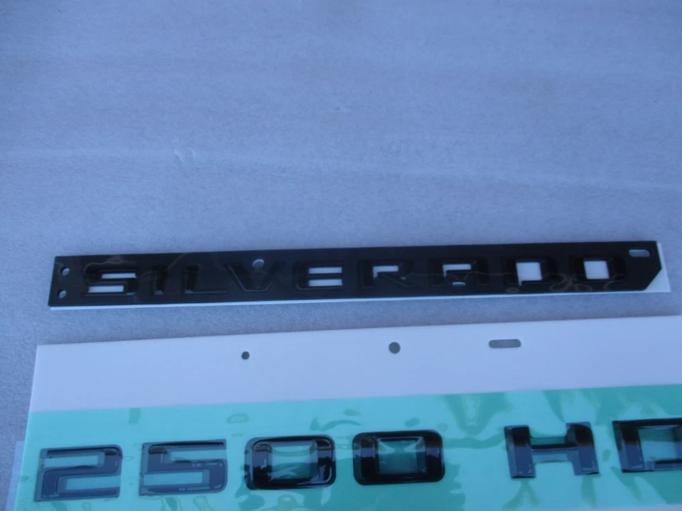Комплект глянцевой черной эмблемы 2020-2024 Chevrolet Silverado 2500HD LTZ 86539804 GM от оригинального производителя - Изображение 2 из 4