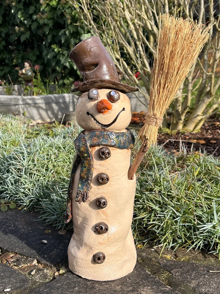 Keramik Schneemann mit Besen Gartenkeramik Gartenstele Keramikskulptur