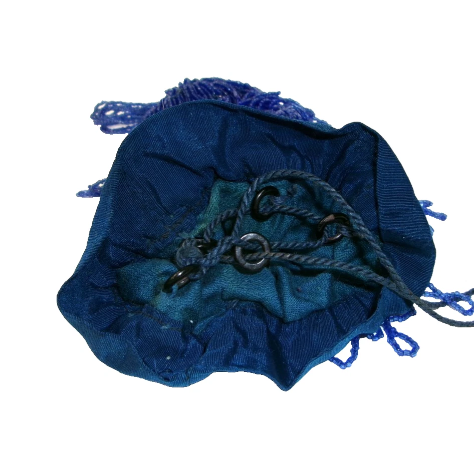 Antiguo bolso monedero Art Deco con solapa azul cobalto y cuentas de vidrio con cordón Foto 3 de 4