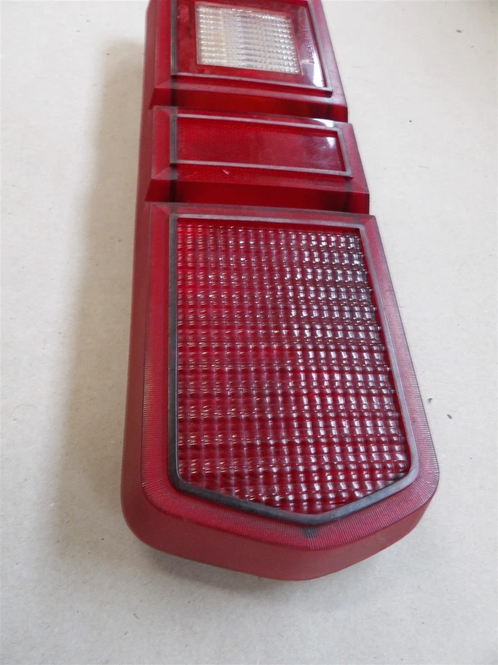 LÂMPADA TRASEIRA LATERAL DIREITA DO PASSAGEIRO MERCURY BOBCAT 79-80 SEDÃ BOM ESTADO - Imagem 3 de 4