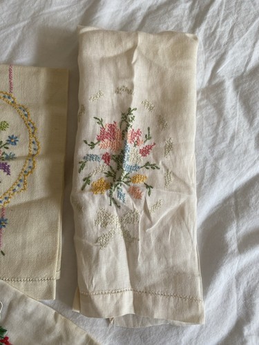Vintage Embroidered Tea Towels Needlepoint Handkerchief Linens Lot 4 Pcs 1950s - Picture 4 of 5