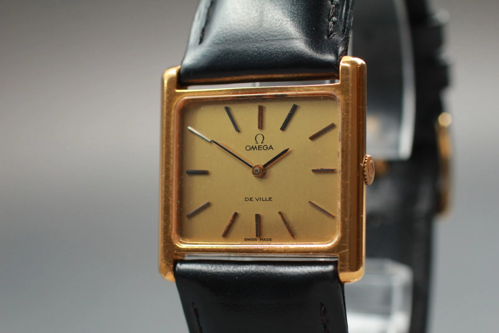 Omega — Rare Vintage 1973 *Near MINT* OMEGA De Ville Cal.625 Gold Tank Manual Mens Watch