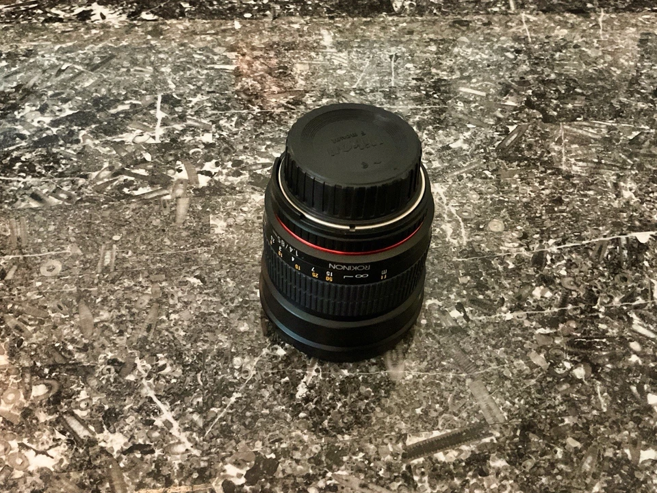 Rokinon  85mm 1.4 Full Frame Lens for Nikon with lens caps + hood - Image 3 of 4