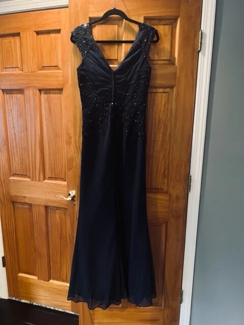 Vestido para a mãe da noiva Cameron Blake por Mon Cheri. Azul marinho, miçangas - Imagem 2 de 4