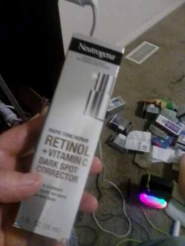 Neutrogena Rapid Tone Repair Retinol + Vitamin C Dark Spot Corrector 1oz SALE ๐ฅ - Picture 10 of 11