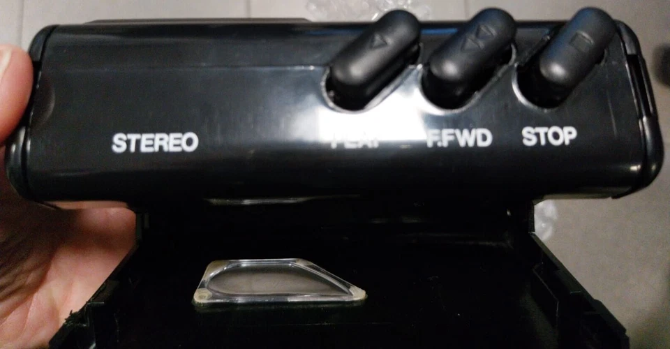 Walkman stereo cassette player International nuovo nero con cuffie - Immagine 2 di 4