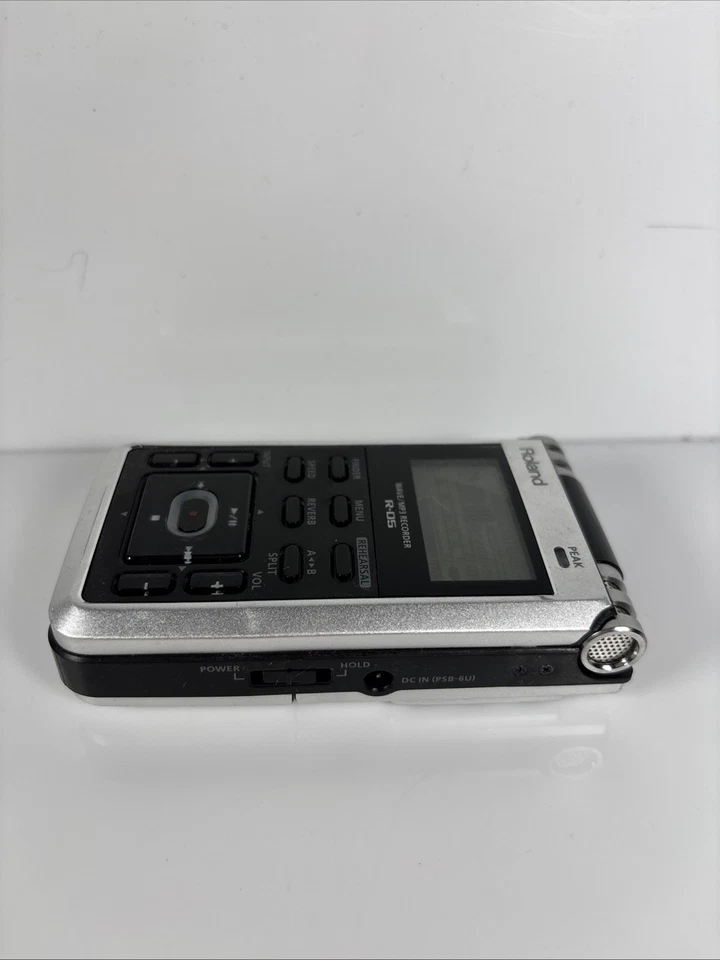Roland R-05 WAVE/MP3 Portable Sound Recorder Black/Silver - Image 4 of 4