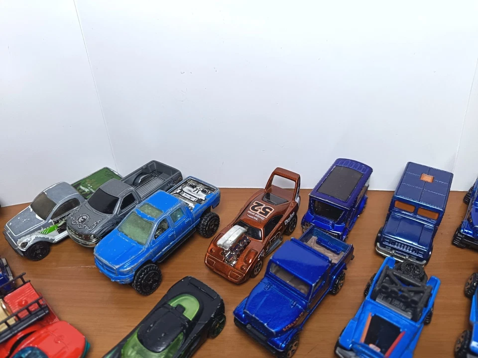 2 LOTTO  39 HOT WHEELS JEEP CAMION PICKUP VARIE SERIE IDEALI PER MERCATINO - Immagine 3 di 4