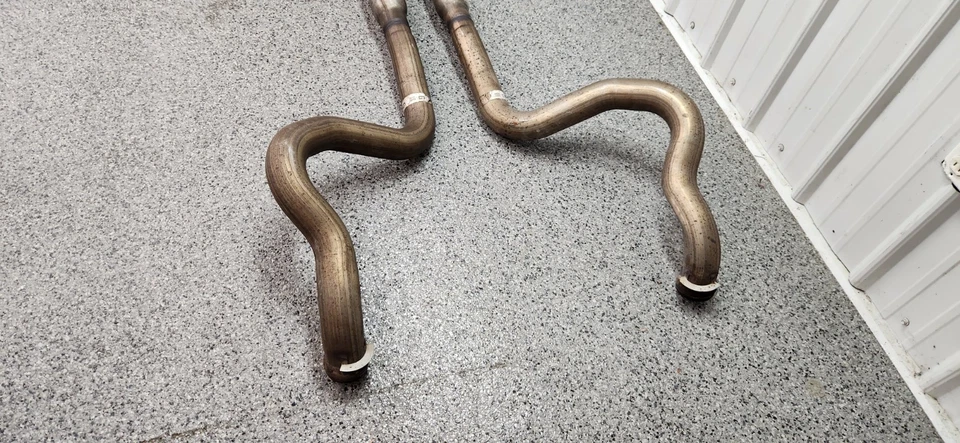 Ford Mustang GT 2011-2014 5,0 L sobre ejes tubos de escape OEM Foto 2 de 4