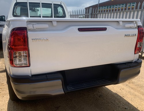 TOYOTA HILUX MK8 2015-2024 RIGHT OF REAR LIGHT GENUINE NOT LED. NEW. 923322-04OA - Picture 2 of 7