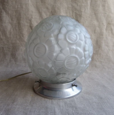 LAMPE GLOBE ART DÉCO - VERRE SATINÉ - FLEURS EN RELIEF - FONCTIONNE - Photo 1/4