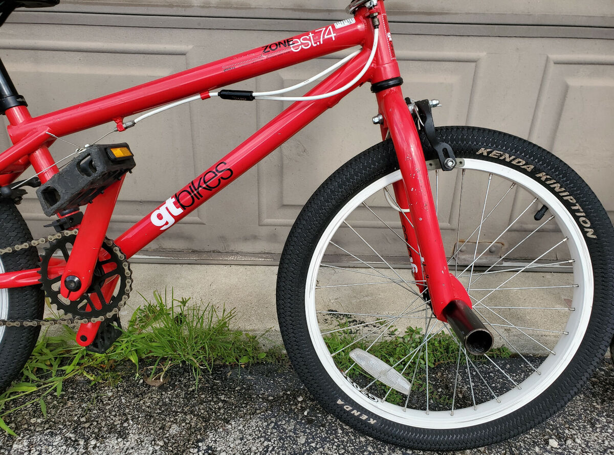Lot of 2 Red & Green 2004 GT Bikes Zone & Air Mid New School Lot of 2 Red & Green 2004 GT Bikes Zone & Air Mid New School