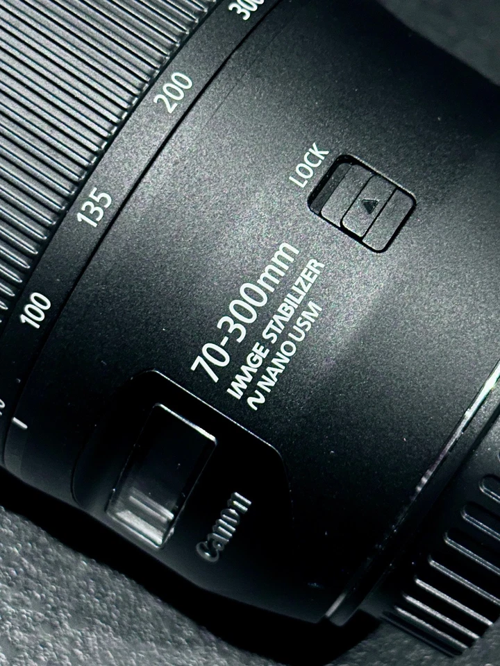 Canon EF 70-300mm f/4-5.6 IS II USM - Telephoto  lens- Boxed- VG con - W. Sussex - Image 3 of 4