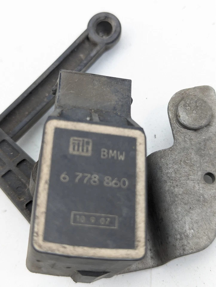 Sensor de nivel de altura trasero derecho BMW 535i 535xi 528xi 528i E60 2008 6778860 Foto 3 de 4